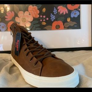 The Levi's Zip EX Mid Lux sneaker sports an old-school inspired look. Size 13